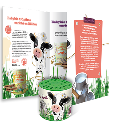 vue en volume du dépliant avec vache découpée et produits babybio, le motif de la vache est repris sur une boîte à Meuh 